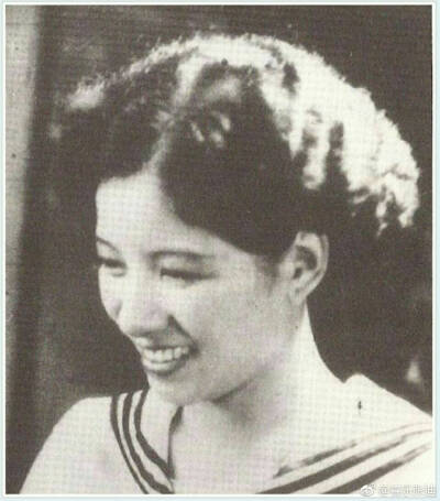 1928年，邬丽珠与查瑞龙主演的《关东大侠》，使她跻身武侠红星行列。1931年，邬丽珠在其姐姐任(邬)爱珠去世后，嫁与姐夫、“月明”老板任彭年，继续拍摄《女镖师》等武侠片。月明关门后，她又随夫赴南洋各地登台演出…