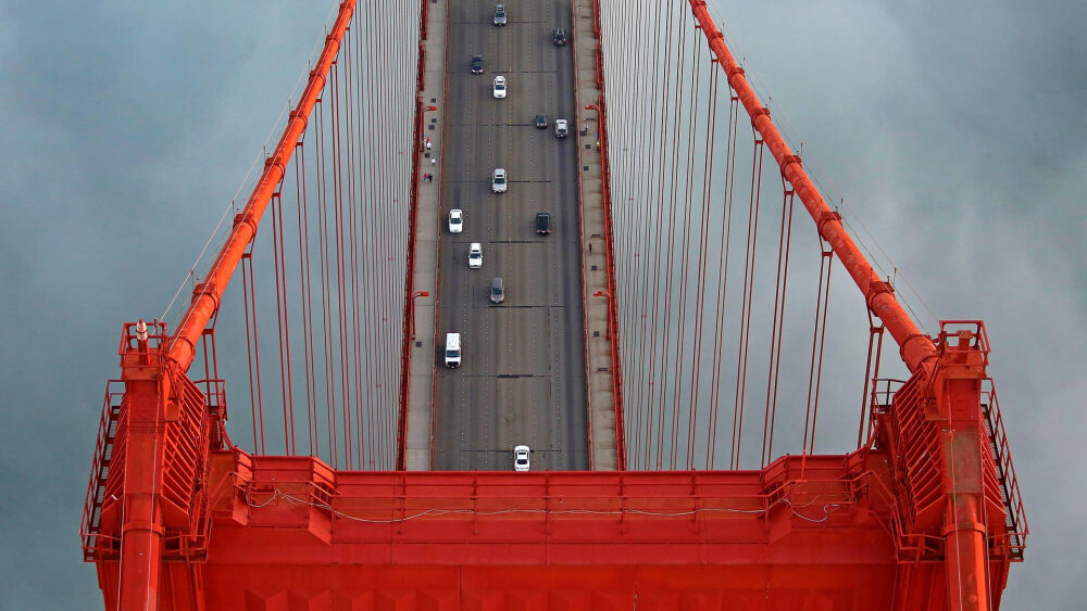旧金山的独特视角（图文来自bing）
每个人都会爱上的城市
对于那些在上世纪30年代帮助建造这座地标的勇士们来说，这幅金门大桥的鸟瞰图是非常熟悉的。桥梁的建设仅历时4年，那个时候如果遇到强风就会造成危险的情况。为了保护工人，他们安装了一个安全网，而有19人因安全网而获救，之后这19人成为了“去地狱的半路俱乐部”的荣誉会员。