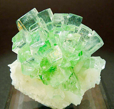 有个神奇名字的矿物 鱼眼石 Apophyllite ​​​