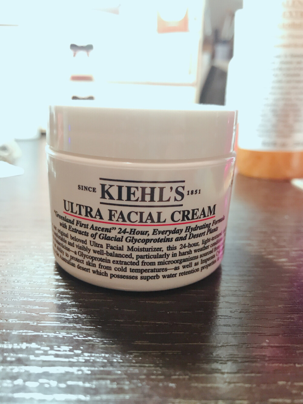 Kiehl’s特效保濕乳霜
使用時間:三個月左右
主要功效保濕但不油膩，因為本人冬天只要乳霜擦不夠就會掉皮，多了又悶著皮膚不舒服。(挑剔鬼)
這款是被試用品成功引誘購買正裝，好用不多說，不過很重要的一點是於我而言冬天的乳霜不能夏天用，不然更好的產品都只是浪費！護膚品一定要配合季節，不能省。
所以建議購買50ml，剛好夠南方冬天用完不會放太久養細菌。
注意:我是配合化妝水，精華早晚使用，並非單獨使用。
價格(港幣):專櫃 50ml $295
免稅店 還沒買過，所以不知道。