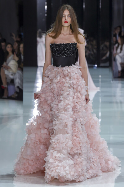 Ralph & Russo 于巴黎高定时装周发布2018春夏高定系列