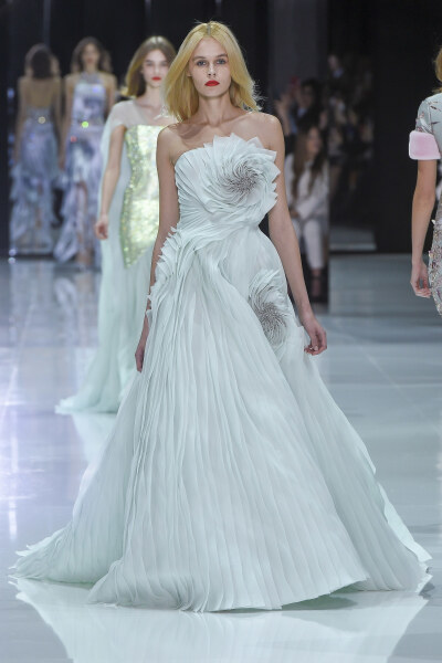 Ralph & Russo 于巴黎高定时装周发布2018春夏高定系列