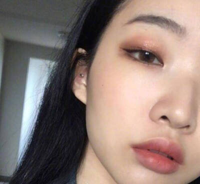 内双女生的眼唇妆