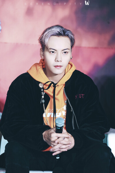 【陈伟霆 William Chan】180123 HBDC 热血街舞团 媒体探班 1242 x 1866 px (图源: 微博@SERENDIPITY_W陳偉霆圖博 weibo.com/6100222484/FFJAoFHpX) 