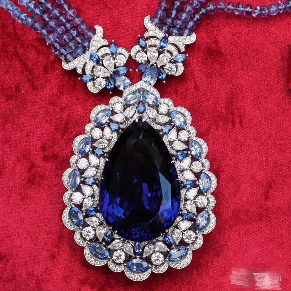 今年，Chopard推出了一个巨大的坦桑石作为主石的高级珠宝项链，中间的主石品质完美，重达150克拉。