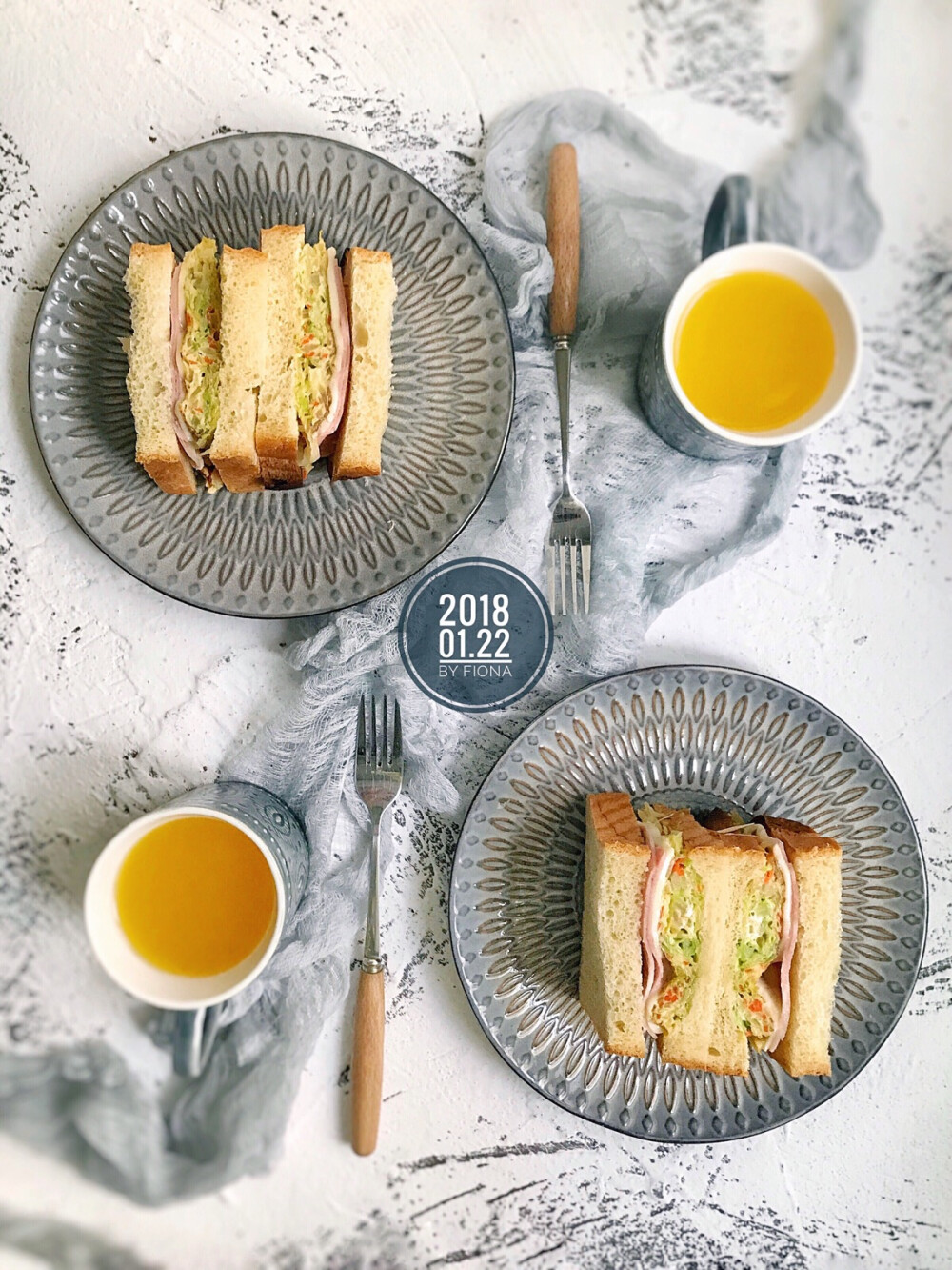 20180122早！今天吃复刻的韩国街头三明治 大量的蔬菜丝和嫩滑的鸡蛋煎成的蛋饼 撒上厚厚的砂糖 铺上cheese和火腿 好吃的不得了！今天喝了橙汁耶！#每日两人份早餐ByFiona# #Fiona的小厨房#