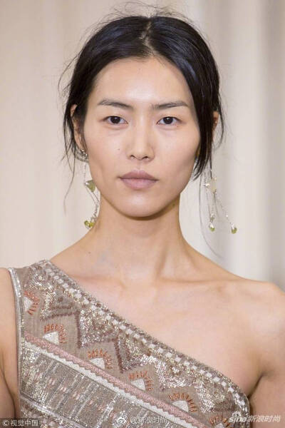 波澜不惊的眼神确是无比惊艳，像一块金做的磁铁吸引着人