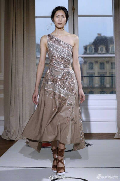 波澜不惊的眼神确是无比惊艳，像一块金做的磁铁吸引着人