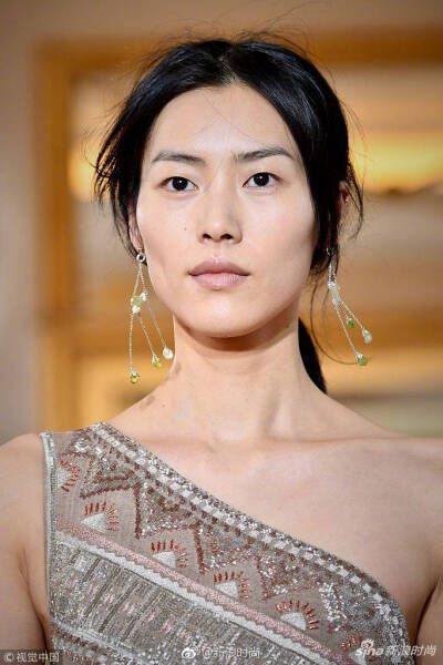 波澜不惊的眼神确是无比惊艳，像一块金做的磁铁吸引着人