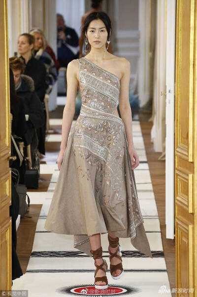 波澜不惊的眼神确是无比惊艳，像一块金做的磁铁吸引着人