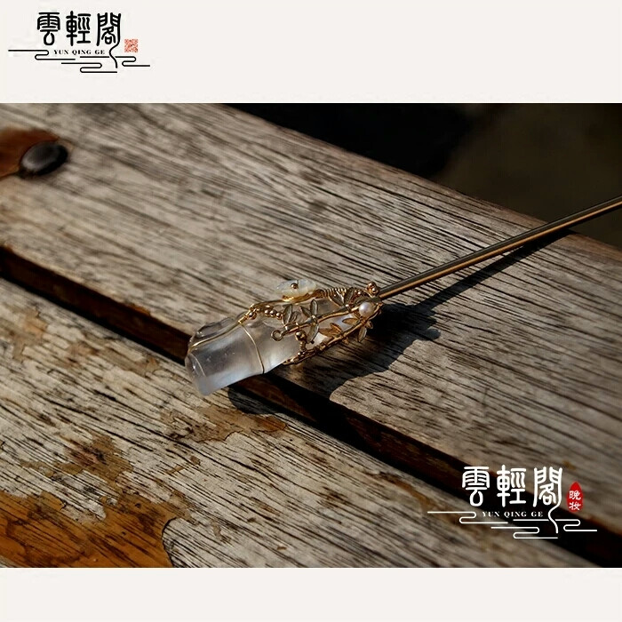 红藕香残玉簟秋。轻解罗裳，独上兰舟。云中谁寄锦书来，雁字回时，月满西楼。花自飘零水自流。一种相思，两处闲愁。此情无计可消除，才下眉头，却上心头。