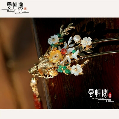 红藕香残玉簟秋。轻解罗裳，独上兰舟。云中谁寄锦书来，雁字回时，月满西楼。花自飘零水自流。一种相思，两处闲愁。此情无计可消除，才下眉头，却上心头。