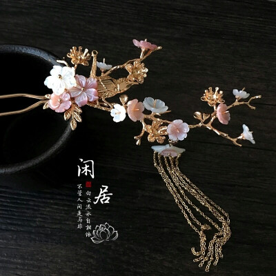 红藕香残玉簟秋。轻解罗裳，独上兰舟。云中谁寄锦书来，雁字回时，月满西楼。花自飘零水自流。一种相思，两处闲愁。此情无计可消除，才下眉头，却上心头。