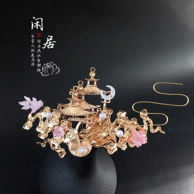 红藕香残玉簟秋。轻解罗裳，独上兰舟。云中谁寄锦书来，雁字回时，月满西楼。花自飘零水自流。一种相思，两处闲愁。此情无计可消除，才下眉头，却上心头。