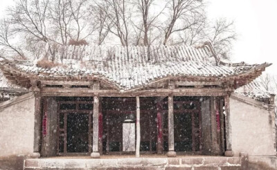 偶遇一古刹，大雪压塌主殿，途中寄宿的游人，斫来枯木支撑，笑而去，此真妙境。