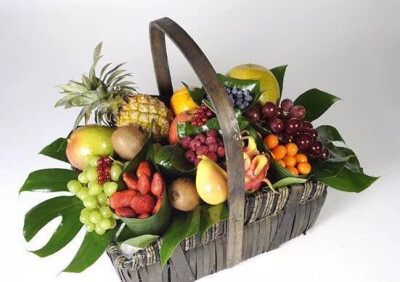 水果+鲜花+花篮的组合 格外吸引人眼球呢