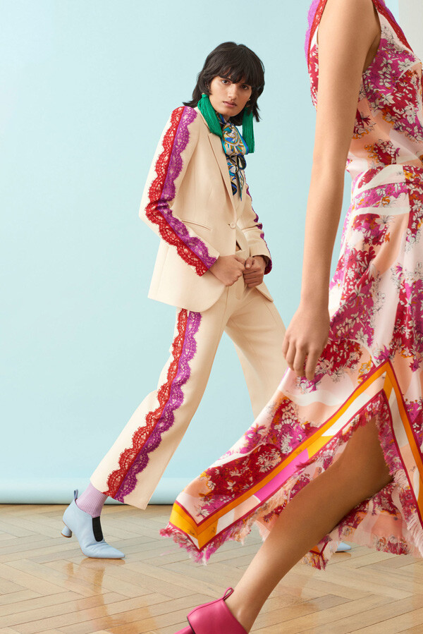 意大利时尚品牌 Emilio Pucci 2018 早秋系列LookBook 品牌继续勾勒着这片印花世界，通过打造有着丰富色彩的服饰来表达着绚丽多彩的生活方式。本季系列有一种别致而有趣的氛围，作品都显得精致而璀璨，鲜艳的颜色给人带来了一种轻松愉悦的视觉感～