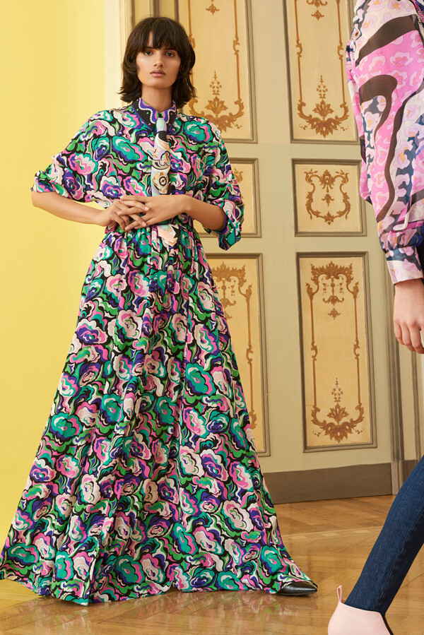 意大利时尚品牌 Emilio Pucci 2018 早秋系列LookBook 品牌继续勾勒着这片印花世界，通过打造有着丰富色彩的服饰来表达着绚丽多彩的生活方式。本季系列有一种别致而有趣的氛围，作品都显得精致而璀璨，鲜艳的颜色给人带来了一种轻松愉悦的视觉感～