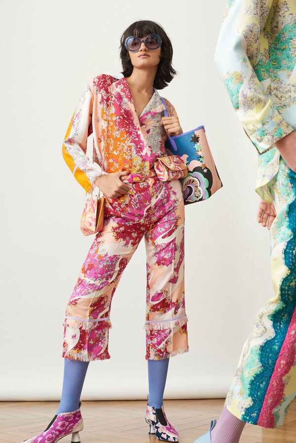 意大利时尚品牌 Emilio Pucci 2018 早秋系列LookBook 品牌继续勾勒着这片印花世界，通过打造有着丰富色彩的服饰来表达着绚丽多彩的生活方式。本季系列有一种别致而有趣的氛围，作品都显得精致而璀璨，鲜艳的颜色给人带来了一种轻松愉悦的视觉感～