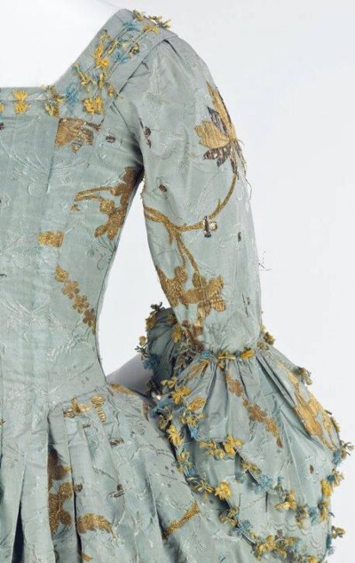 17~18世纪的洛可可风袖口细节 ​​​​
蕾丝、细纱、荷叶边、缎带、蝴蝶结、多层次的蛋糕裁剪、折皱、抽褶等彰显那个年代的服饰精致程度。 ​​​