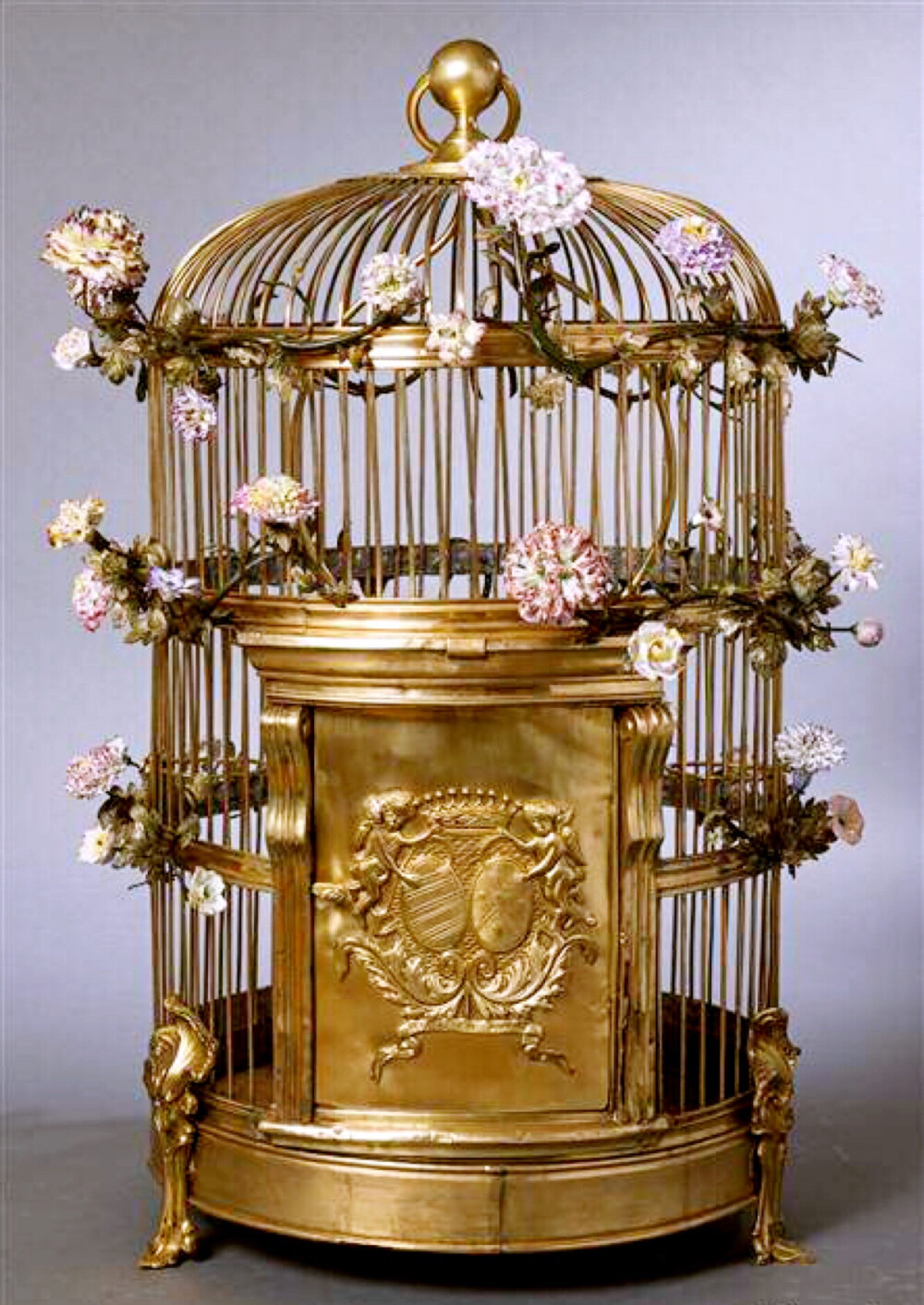这件十八世纪的鸟笼制作工艺可是不一般！从外表上就能看出它非常精致繁复，而它可是由当时大名鼎鼎的梅森瓷器厂制造而来的。除了使用了镶金青铜之外，还用到了木料和硬瓷，其本身的价值也十分昂贵。而这只鸟笼就是杜巴丽夫人曾经的所有物。