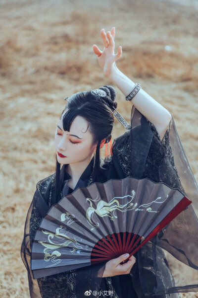 摄影 | @小艾野
出镜 | @-芝月-
汉服 | @有香如故汉服 