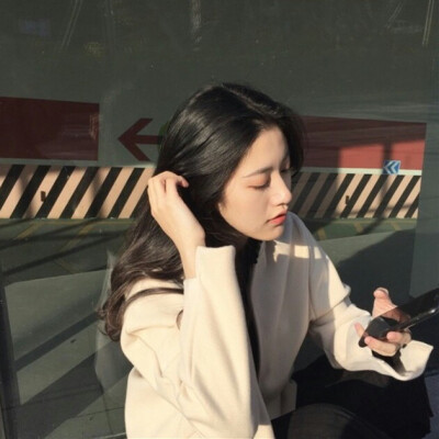 一笑而过 不喜烟愁 穷极一生 钟情一人