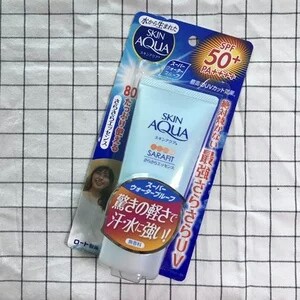 日本 ROHTO 乐敦 新碧skin aqua防晒乳80g SPF50+PA++++
@喝咖啡的小旺：
防晒剂：OMC+Uvinul A Plus+天莱施S
日本乐敦SARAFIT2016版（第三代）这个版本是纯化学防晒剂，加上乐敦最新的提高1.3倍防护力的技术，防护力可以不用那么担心，和碧柔蓝管比真的是完胜。今年real争光争光争争光。
做身体防晒，便宜大碗，凝乳质地，清爽好推开，无空调环境下不太成膜，夏季有点黏。不防水，轻松洗去