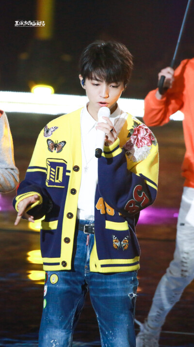 #王俊凯#+#TFBOYS王俊凯#+#TFBOYS#+cr
王俊凯姐姐站