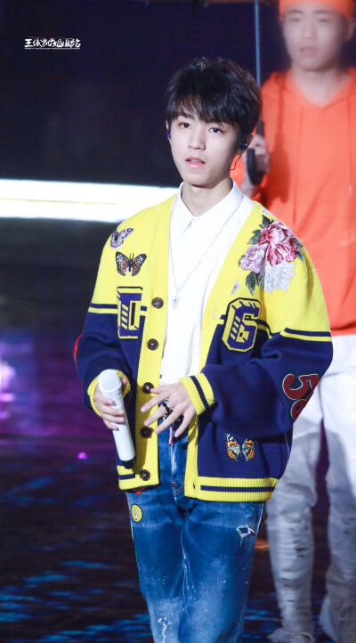 #王俊凯#+#TFBOYS王俊凯#+#TFBOYS#+cr
王俊凯姐姐站