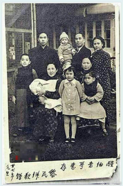 严珊珊(1896-1952)即使在《庄子试妻》一片中偶而露面的配角，主角庄子之妻仍由黎民伟反串。
十一年之后，黎民伟办的香港民新公司拍摄《胭脂》，女主角则由黎民伟新婚妻子林楚楚饰演，这是香港第一部故事片，林楚楚(1…