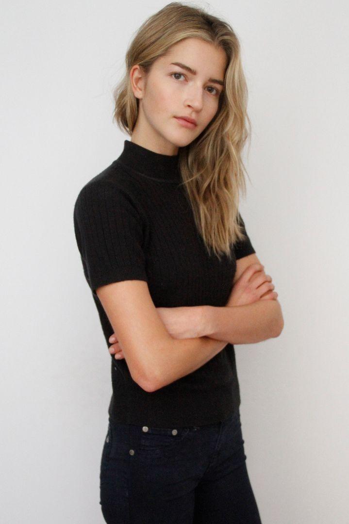 美国模特lydiacarron神情倨傲