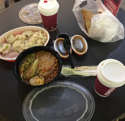 虾仁饺子 麻辣米线 葱油饼 配咖啡