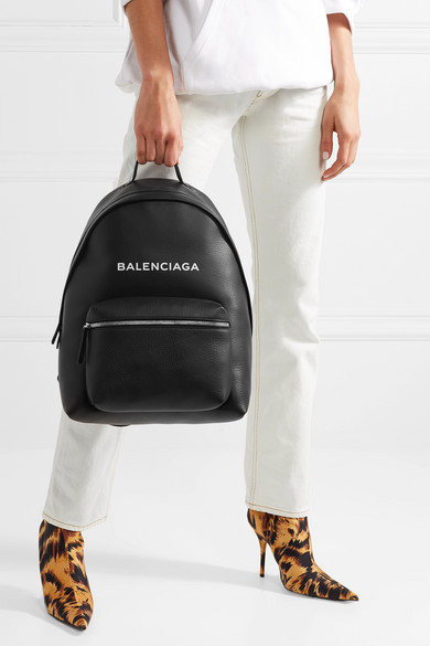 双肩包实为我们忙碌生活的造型良伴，而 Balenciaga 这款 “Everyday” 单品恰如其名，尤为适合日常使用。此版本采用纹理皮革于意大利精制而成，对比鲜明的白色品牌 Logo 醒目吸睛，包身可容纳钱包、笔记本电脑或是少…