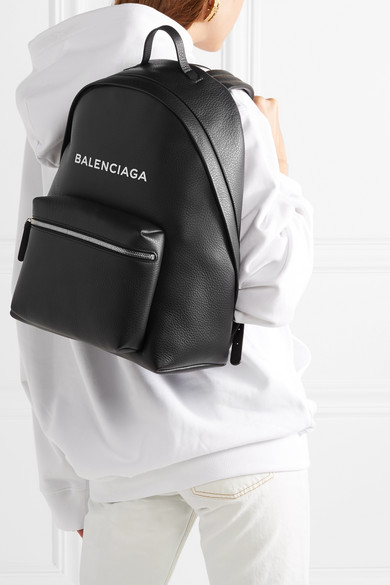 双肩包实为我们忙碌生活的造型良伴，而 Balenciaga 这款 “Everyday” 单品恰如其名，尤为适合日常使用。此版本采用纹理皮革于意大利精制而成，对比鲜明的白色品牌 Logo 醒目吸睛，包身可容纳钱包、笔记本电脑或是少…