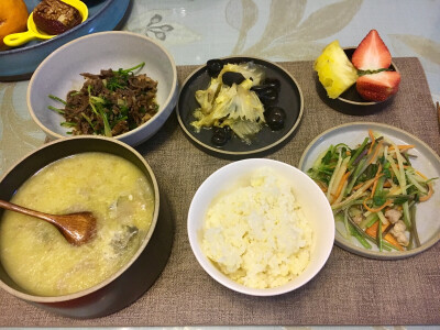 鱼汤+二米饭+山芹菜土豆丝+醋溜白菜木耳+清炒驴肉+水果