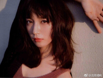 吉冈里帆：1993年生的日本模特和写真偶像，日本2018年关注度第一的女演员。腿粗照样圈粉无数~