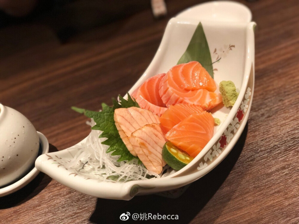 终于拔草了这家日料店，三文鱼很肥美，鹅肝也不腻，当然相扑锅也超级赞??！