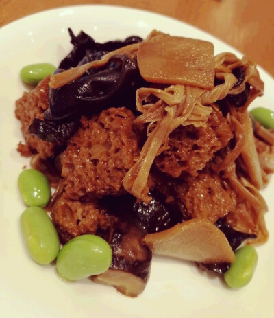 鼎泰豐 廣州太古匯
四喜烤麩 一個超甜和超淡相配的菜，烤麩超甜，豆豆超淡。