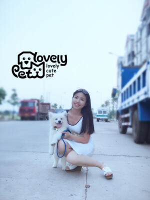 白色针织无袖紧身连衣裙。