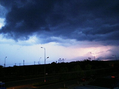 你总是不合时宜
就如同暮春的残杏
晚秋的荷
逾期不候的少年情怀
余艾蘇❤