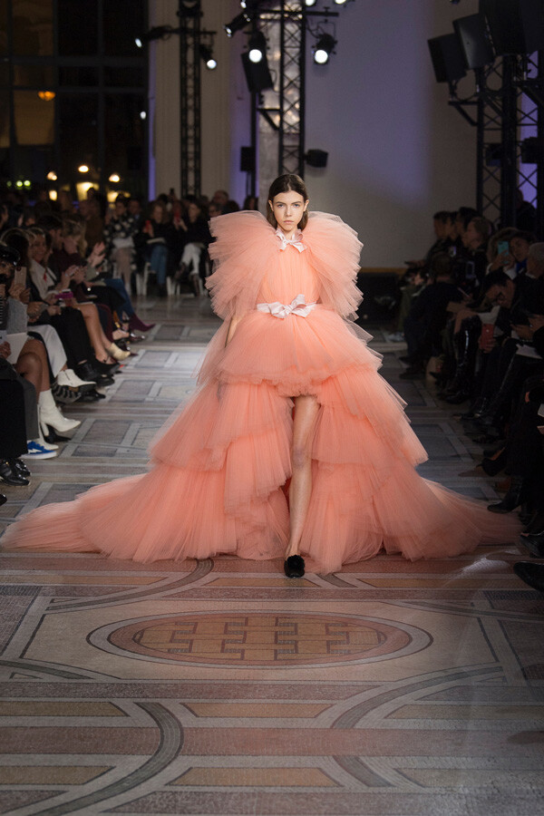 意大利设计师品牌 Giambattista Valli 2018 春夏高级定制 设计师延续了擅长的印花以及高级雪纺的层叠效果，精巧的短裙与修身的透视长裙，以近乎肌肤的颜色突出了自然的曼妙，而糖果色的雪纺纱通过梦幻的方式塑造童话梦～