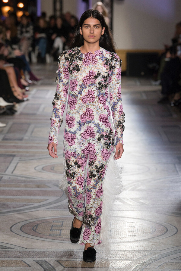 意大利设计师品牌 Giambattista Valli 2018 春夏高级定制 设计师延续了擅长的印花以及高级雪纺的层叠效果，精巧的短裙与修身的透视长裙，以近乎肌肤的颜色突出了自然的曼妙，而糖果色的雪纺纱通过梦幻的方式塑造童话梦～