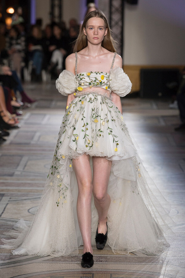 意大利设计师品牌 Giambattista Valli 2018 春夏高级定制 设计师延续了擅长的印花以及高级雪纺的层叠效果，精巧的短裙与修身的透视长裙，以近乎肌肤的颜色突出了自然的曼妙，而糖果色的雪纺纱通过梦幻的方式塑造童话梦～