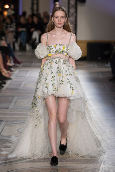 意大利设计师品牌 Giambattista Valli 2018 春夏高级定制 设计师延续了擅长的印花以及高级雪纺的层叠效果，精巧的短裙与修身的透视长裙，以近乎肌肤的颜色突出了自然的曼妙，而糖果色的雪纺纱通过梦幻的方式塑造童话…