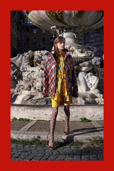 意大利奢侈品牌 GUCCI 2018 早秋系列LookBook创意总监Alessandro Michele（亚力山卓·米开里）从意大利导演Dario Argento的电影作品中获取灵感，将这一季的型录拍摄变成了电影场景一般，模特游走于罗马各个角落，于罗…