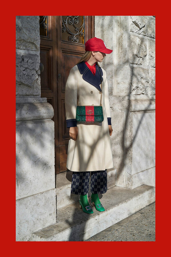 意大利奢侈品牌 GUCCI 2018 早秋系列LookBook创意总监Alessandro Michele（亚力山卓·米开里）从意大利导演Dario Argento的电影作品中获取灵感，将这一季的型录拍摄变成了电影场景一般，模特游走于罗马各个角落，于罗马著名的猫头鹰之家（Casina delle Civette）、地中海酒店（Hotel Mediterraneo）、可珀德街区（Quartier Coppedè）等地取景。这些场景都在Dario Argento导演的《摧花手（The Bird with the CrystalPlumage）》、《夜深血红（Deep Red）》等电影作品中出现～服装设计方面，Alessandro Michele 延续着自己不断重复但又有所创新的设计思路，中式风格的印花、服装廓形，高雅的晚礼服，和街头风格的卫衣及夹克都和谐共处。至少到目前为止，Michele依然在他的帝国中创造着自己的超现实主义故事，引人入胜十分精彩！