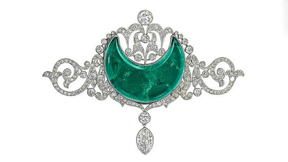 Maharajas often commissioned valuable emerald jewelry for both themselves and their wives from top Paris jewelry houses. In this picture The Maharani of Kapurthala (born Anita Delgado) wears an emerald harem of the crescent in London in 1912.
The head-piece that the Maharani wore was later adapted a