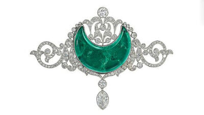 Maharajas often commissioned valuable emerald jewelry for both themselves and their wives from top Paris jewelry houses. In this picture The Maharani of Kapurthala (born Anita Delgado) wears an emeral…