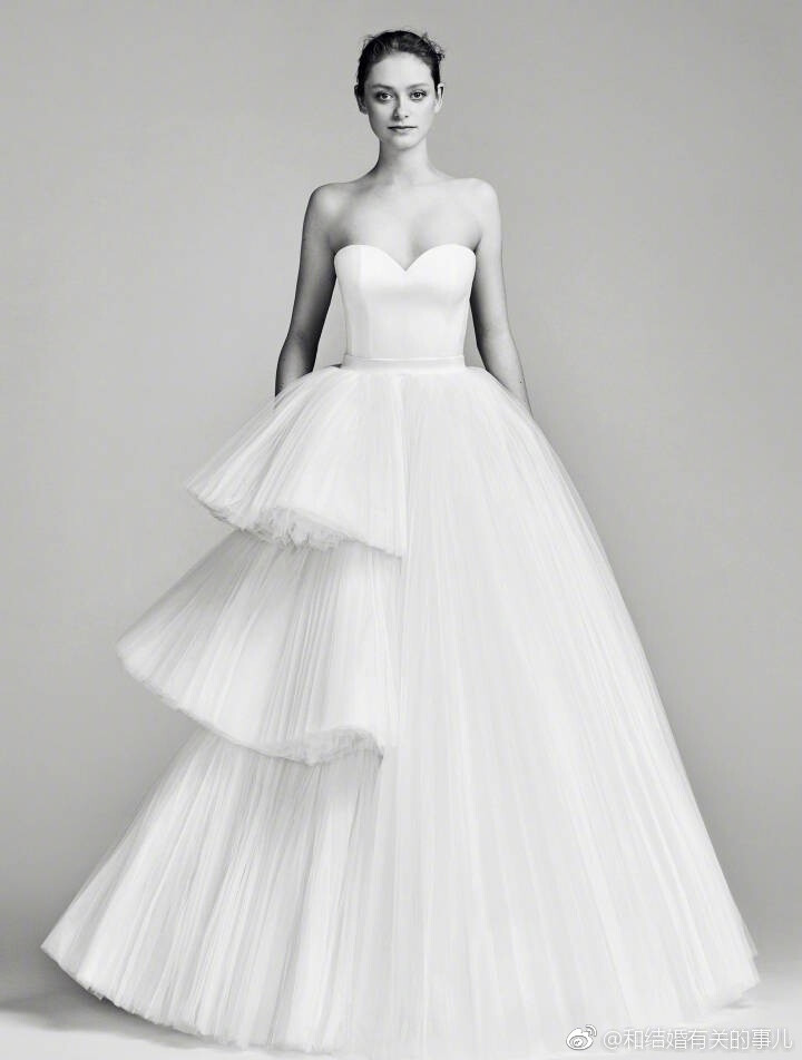 Viktor & Rolf Bridal Spring 2018｜超大蝴蝶结不对称切割纱和连身裤装，帅气的华丽的都能在里边找到。#北京婚纱礼服##带上婚纱去旅行# ​​​